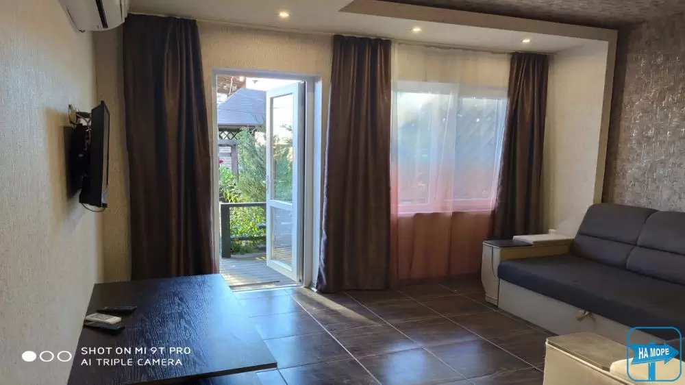 Номер-студио с перегородкой в центральном корпусе. 1 этаж